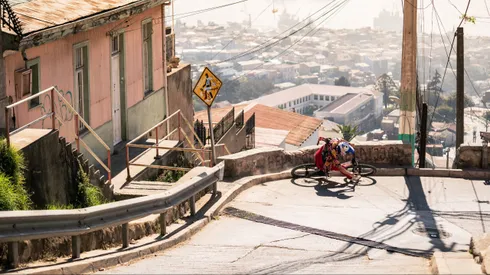 Todas las aventuras de Fabio Wibmer para grabar “Urban Freeride Lives Chile” quedan retratadas en un docuvideo que el propio rider comparte.