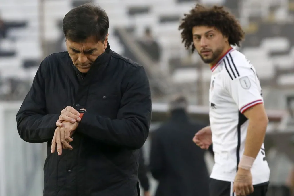 En Brasil hubo otro desencuentro de opiniones entre el Peluca Falcón y Gustavo Quinteros. (Dragomir Yankovic/Photosport).