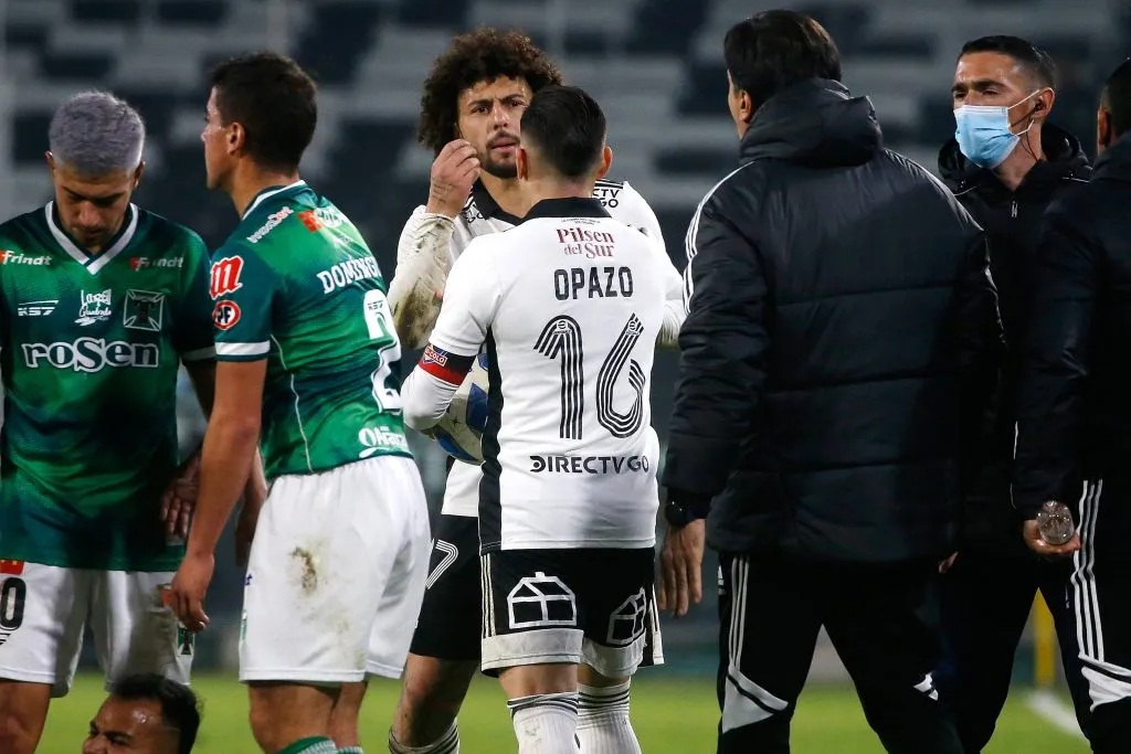 Una de las discusiones que ha tenido Maxi Falcón con Gustavo Quinteros en Colo Colo. (Jonnathan Oyarzun/Photosport).