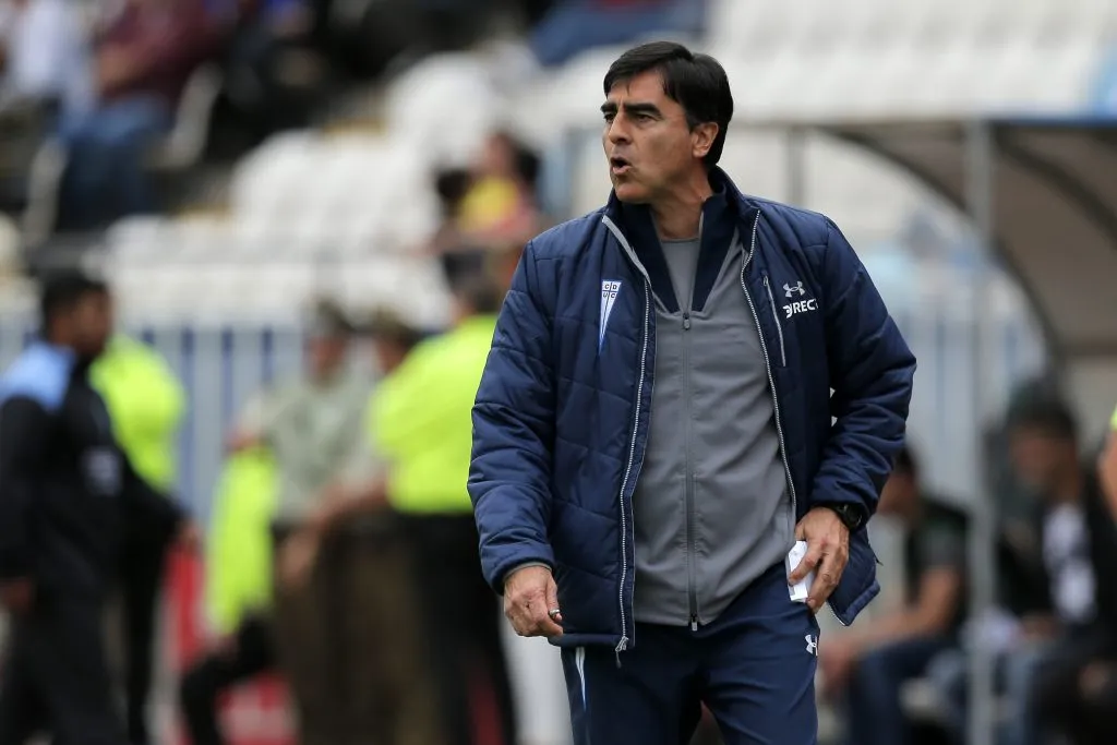 En Universidad Católica Gustavo Quinteros también sufrió goleadas continentales importantes. | Foto: Photosport.