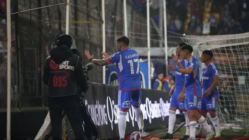 Los jugadores de la U llamando a la calma a sus hinchas.