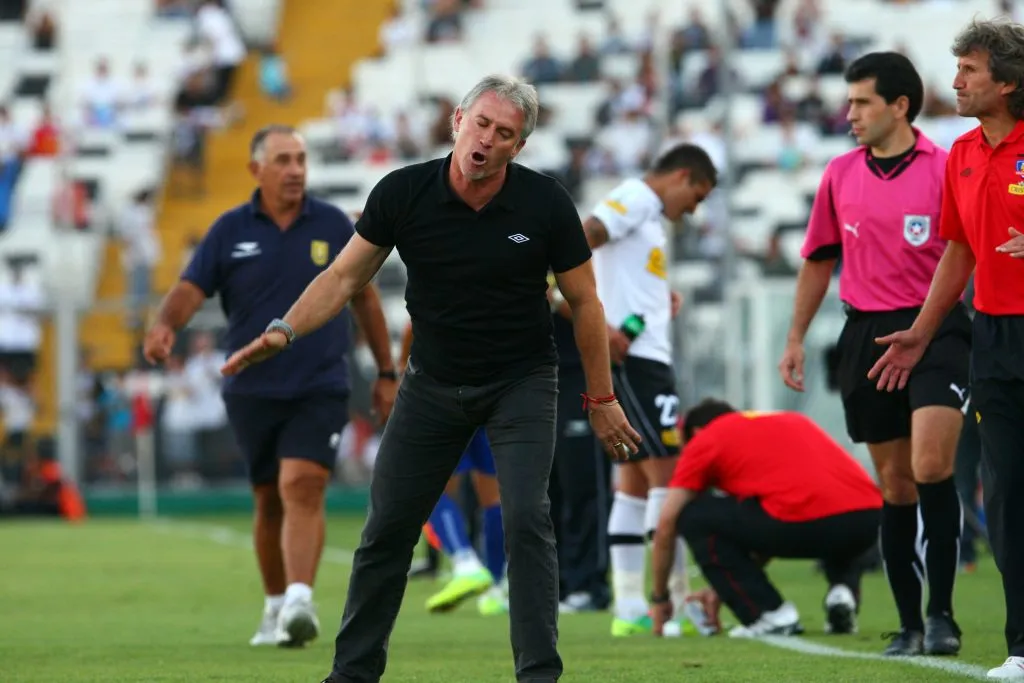 Ivo Basay se abraza con Mauro Olivi tras un gol de Colo Colo a Universidad de Concepción. (Martin Thomas/Photosport).