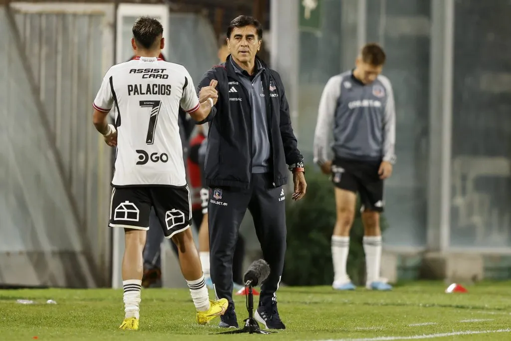 Carlos Palacios y Gustavo Quinteros, quien ha valorado el progreso del “7” en el último tiempo. (Felipe Zanca/Photosport).