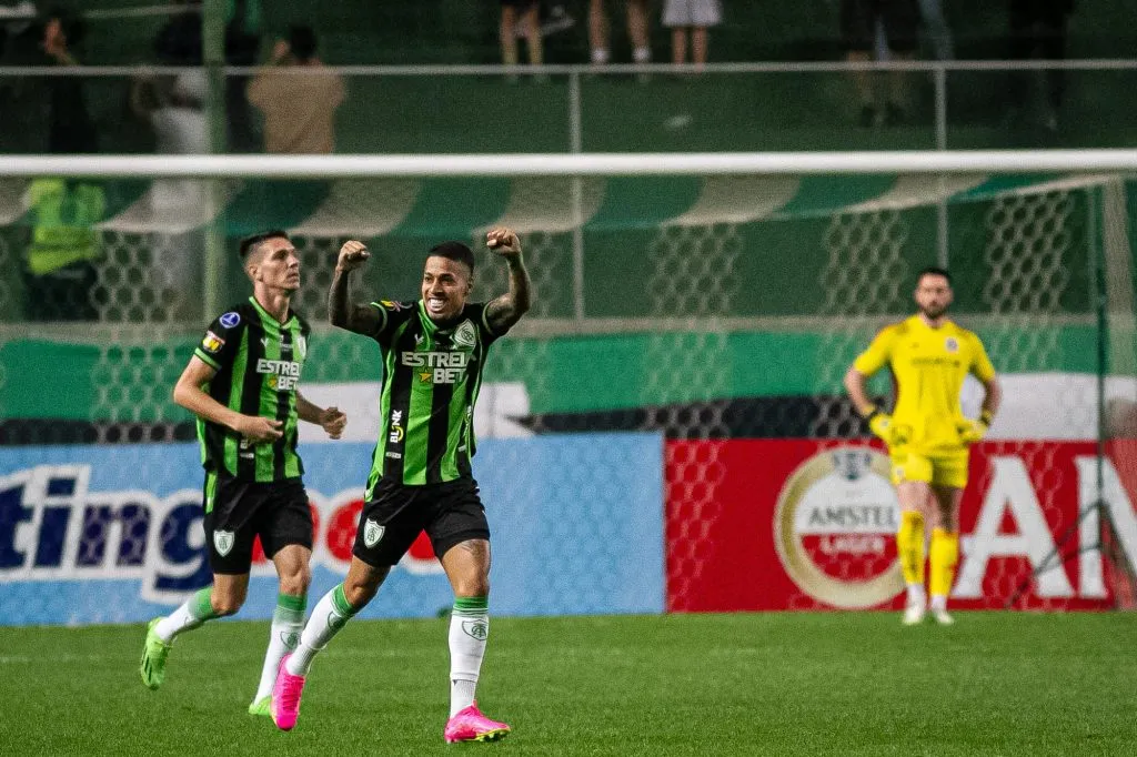Fernnando de Paul de fondo mira sin consuelo tras uno de los cinco goles que América MG le anotó a Colo Colo en la revancha del playoff de Copa Sudamericana. (Photosport).