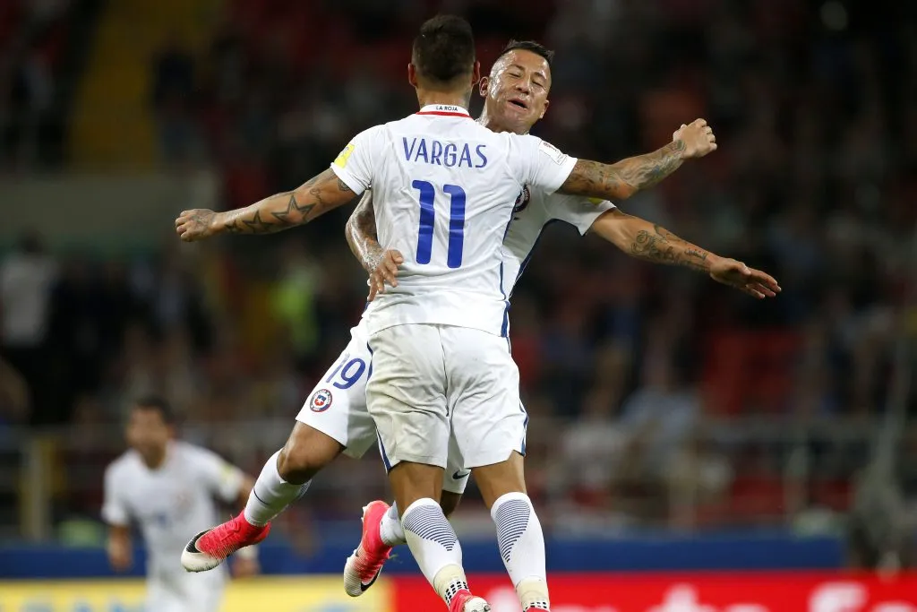 Leonardo Valencia celebra junto con Eduardo Vargas en la Copa Confederaciones 2017 que tuvo a la Roja como subcampeona. (Andrés Piña/Photosport).