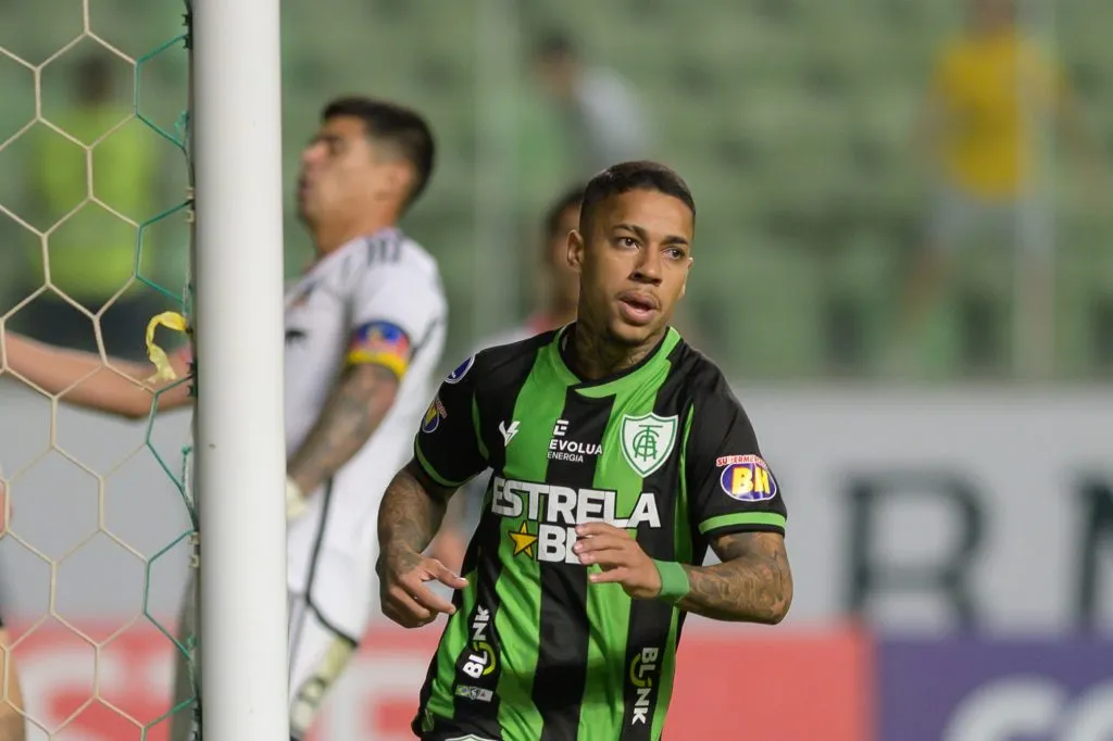 Esteban Pavez se lamenta por uno de los goles que recibió Colo Colo ante América MG en Brasil. (Photosport).