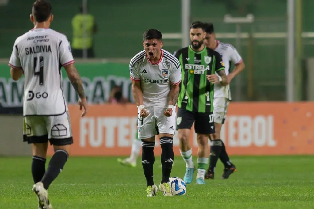 Jordhy Thompson celebra el descuento, que finalmente sirvió para decorar la victoria de América MG ante Colo Colo. (Photosport).