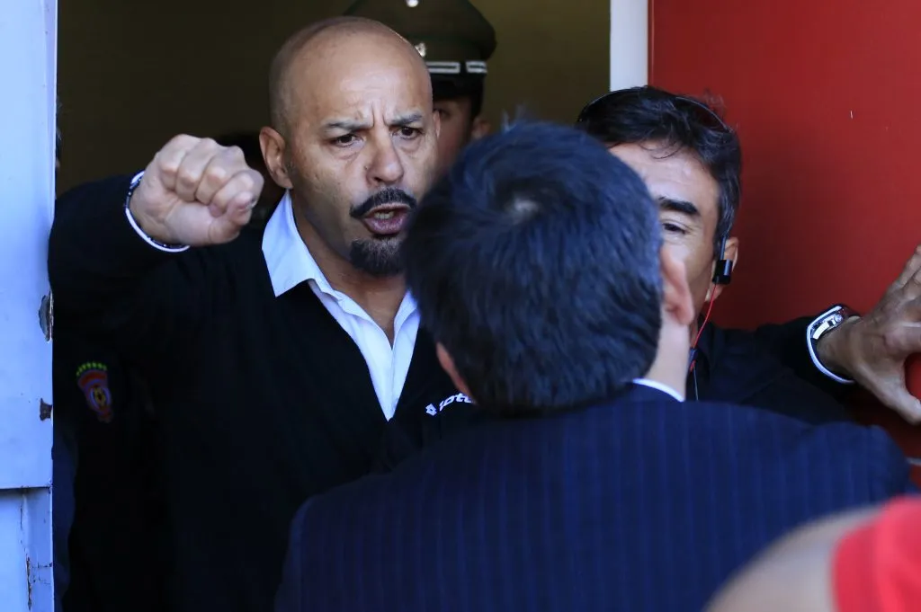 Otra imagen de aquella polémica expulsión de Marco Antonio Figueroa ante Ñublense en 2015. (Víctor Orellana/Photosport).