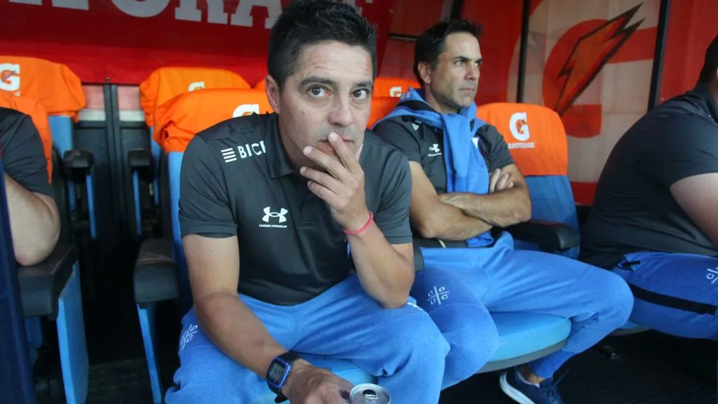 Rodrigo Valenzuela asumió como DT interino de la Católica, mientras se define al reemplazante de Ariel Holan. Foto: Photosport.