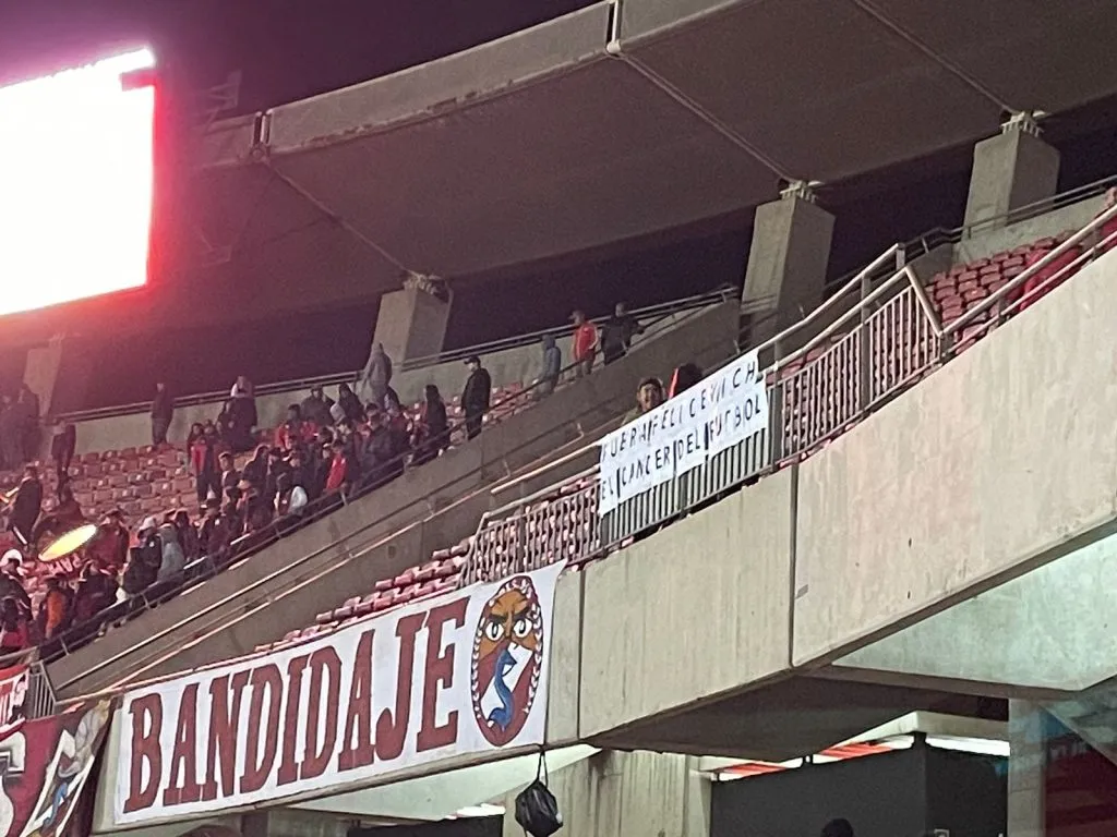 “Fuera Felicevich, el cánder del fútbol”, se pudo ver en la pancarta:. Foto: Only Granates.