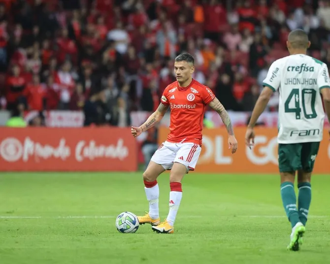 Charles Aránguiz tendrá que convencer a un nuevo DT en el Inter de Porto Alegre. | Foto: Sport Club Internacional