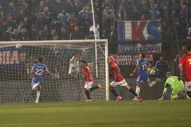 Universidad de Chile entregó muchas licencias defensivas ante Unión Española. | Foto: Photosport.