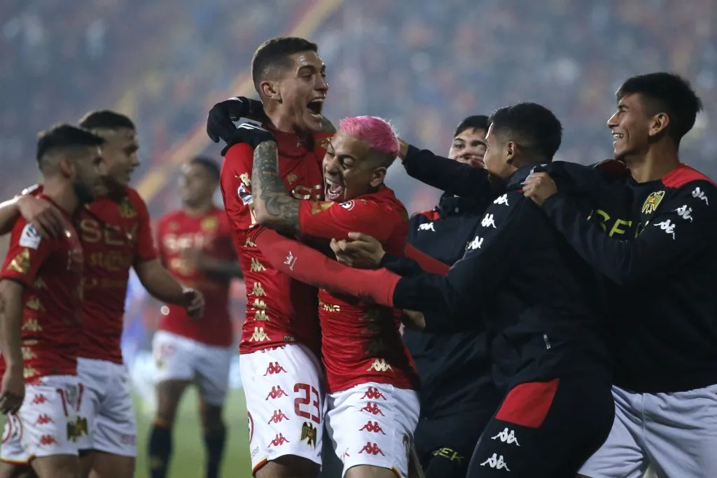 Unión Española festeja uno de los goles de Rodrigo Piñeiro ante la U. (Dragomir Yankovic/Photosport).