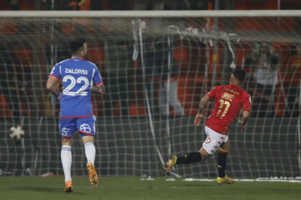 Otra imagen de Ariel Uribe, que estuvo imparable para Universidad de Chile. (Dragomir Yankovic/Photosport).