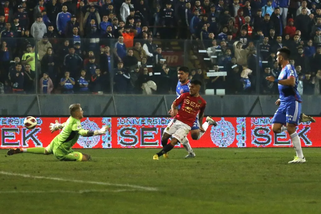 La definición de Ariel Uribe para abrir el marcador: Unión Española venció por 3-0 a la U en el Santa Laura. (Dragomir Yankovic/Photosport).
