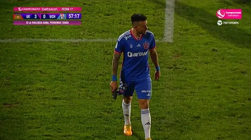 Matías Zaldivia con la rueda de un coche en su man derecha.