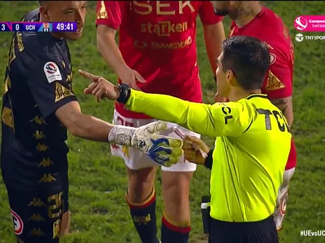 Hinchas de la U le lanzan maní confitado al Zanahoria Pérez