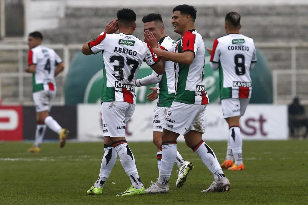 Joe Abrigo se lo dedica al Nano Díaz. Foto: Javier Salvo/Photosport