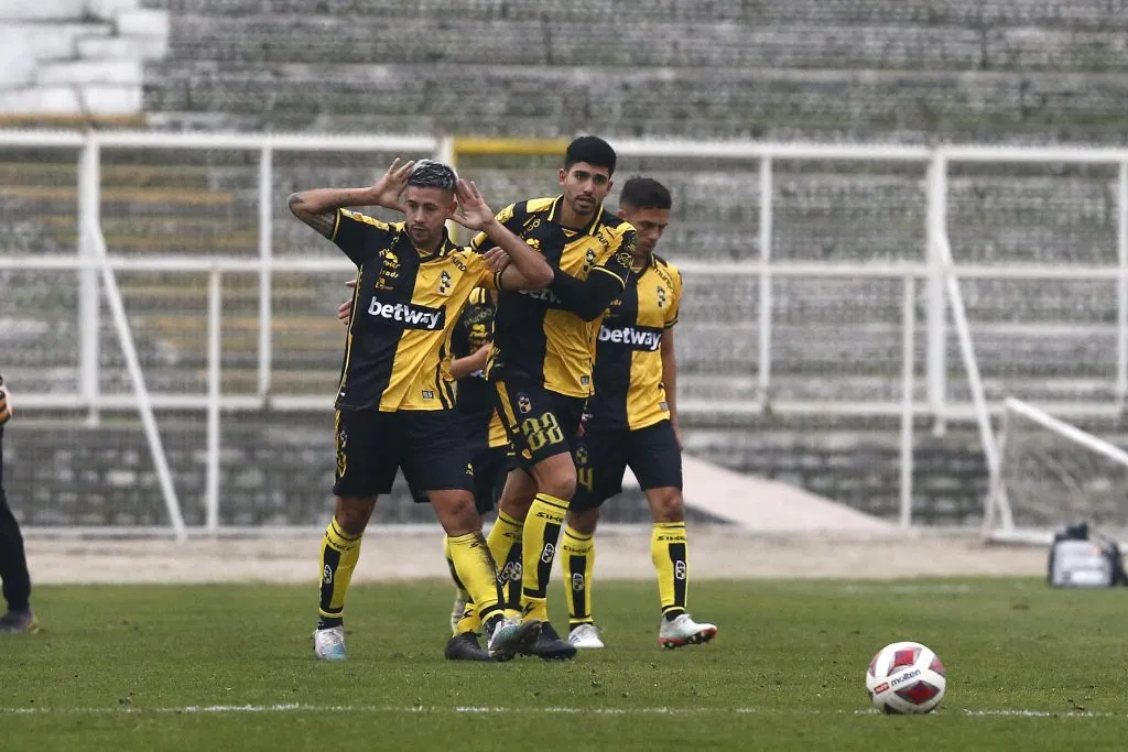 Rodrigo Holgado aclaró que siempre festeja de esta forma. Foto: Javier Salvo/Photosport