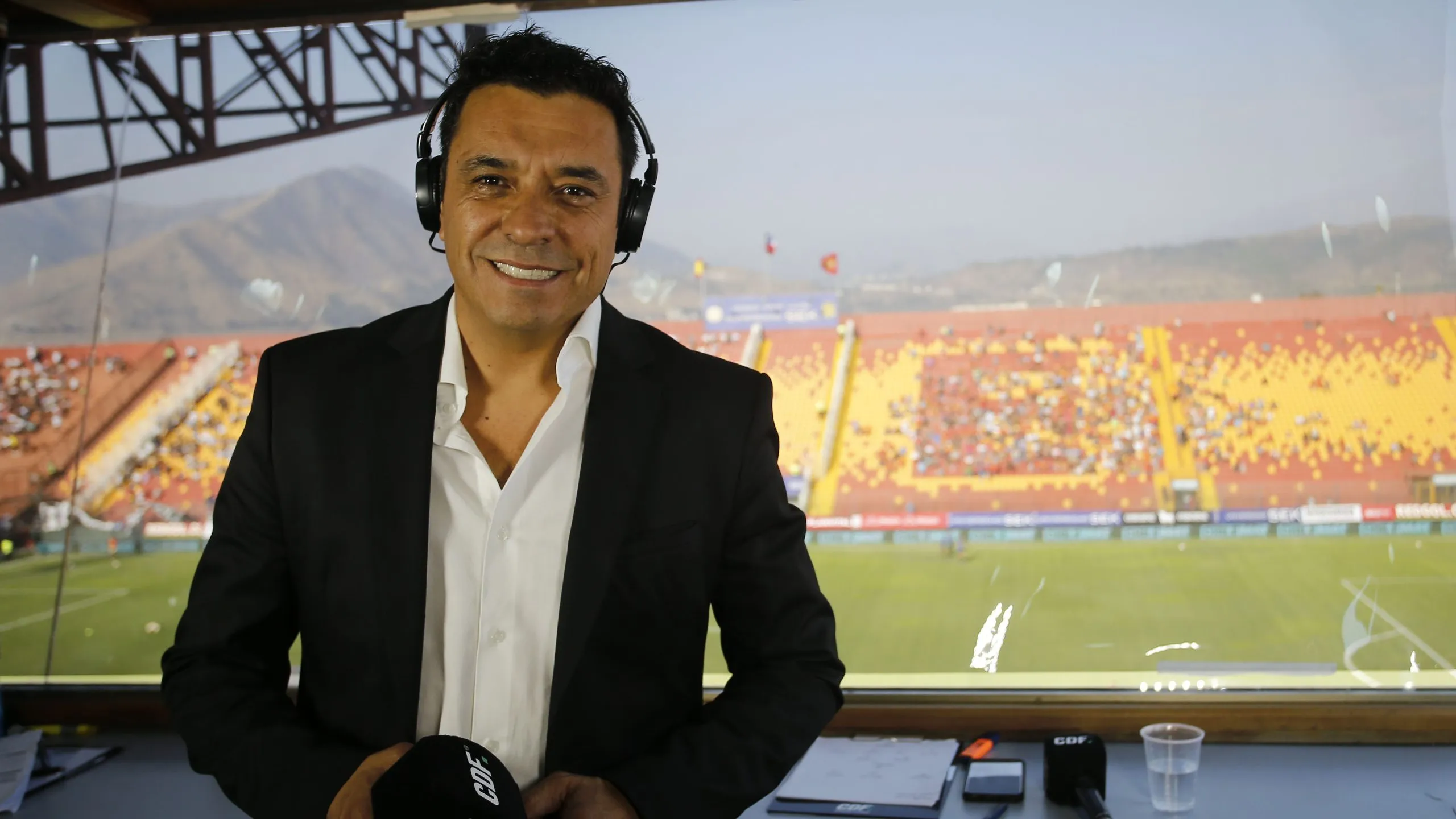 Claudio Palma en sus funciones por Canal del Fútbol, hoy TNT Sports Chile. (Andrés Piña/Photosport).