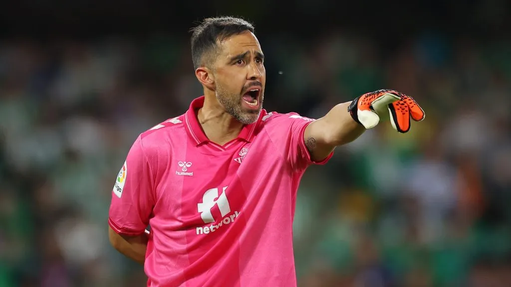 Claudio Bravo será uno de los capitanes del Real Betis en esta temporada y esto tiene presionado a Rui Silva, quien quiere ser el arquero titular. Foto: Imago.