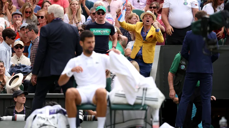 Los elegantes fanáticos de Wimbledon estallaron contra Novak Djokovic tras una actitud antideportiva.