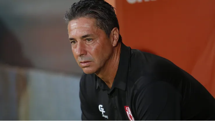 Copiapó en alerta por su DT: Héctor Almandoz es hospitalizado