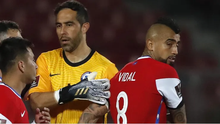Claudio Bravo no aguantó la indisciplina de Arturo Vidal y Gary Medel en Brasil, acusando a ambos según el relato de las manos derechas de Fernando Felicevich.