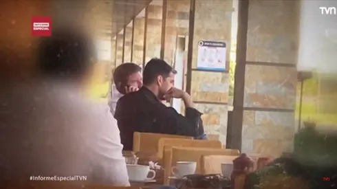 El presidente de Azul Azul, Michael Clark, se reúne con Victoriano Cerda en un café.