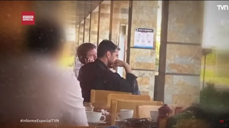 El presidente de Azul Azul, Michael Clark, se reúne con Victoriano Cerda en un café.