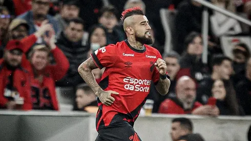 Arturo Vidal disparó tras su debut en el Paranaense