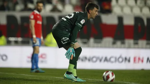 La utilería de la UC tuvo que ayudar al porter con sus medias.