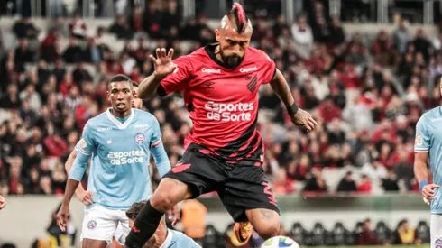 Arturo Vidal sigue en la mira de la prensa brasileña tras su primera titularidad con Athletico Paranaense.