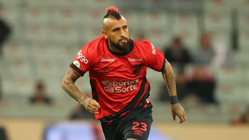 Arturo Vidal fue blanco de críticas tras su primeras titularidad con el Athletico Paranaense.