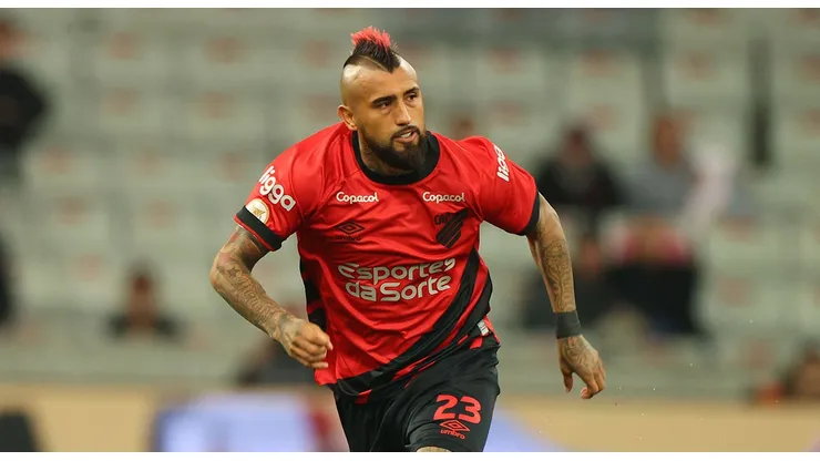 Arturo Vidal fue blanco de críticas tras su primeras titularidad con el Athletico Paranaense.