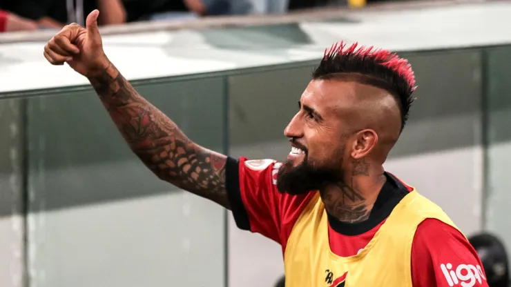 Arturo Vidal hizo su debut por el Athletico Paranaense.