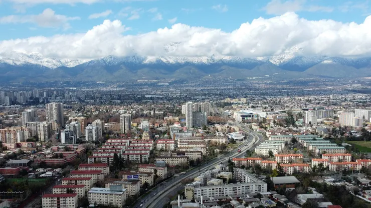Cordillera nevada luego de la lluvia en la Región Metropolitana.