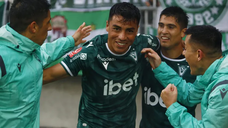 Milton Alegre celebra tras marcar el gol que significó el 2-0 final para Wanderers ante Puerto Montt.