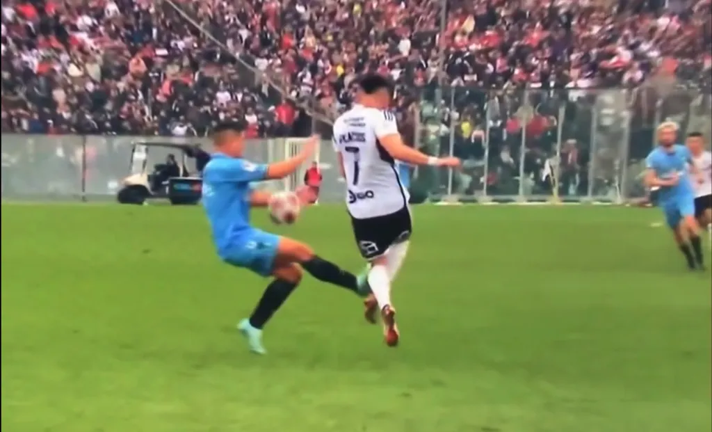 La patada que recibió Palacios en el partido de este sábado.