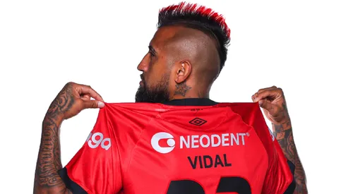 Arturo Vidal posa con la camiseta de Athletico PR, el segundo club que defenderá en Brasil.