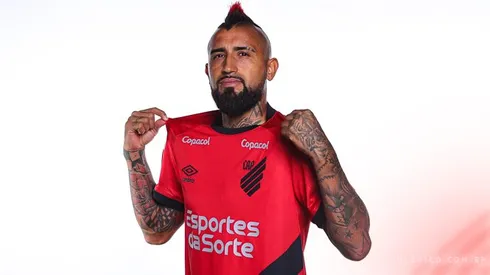 Arturo Vidal ya viste los colores del Athletico Paranaense y prepara su debut.