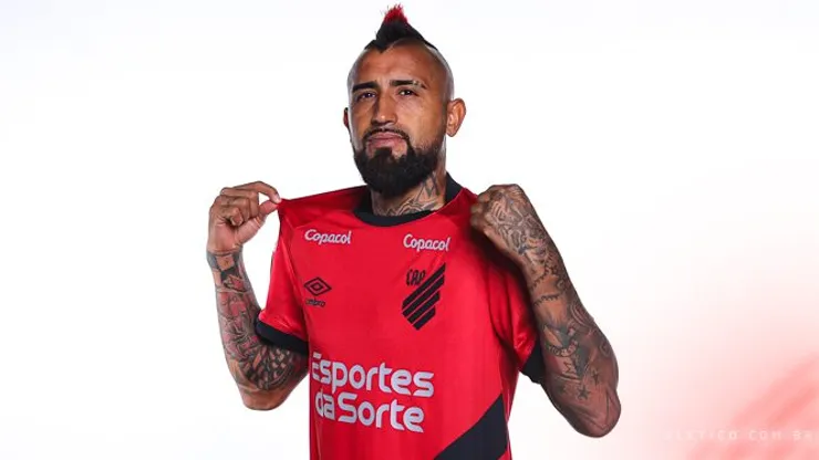 Arturo Vidal ya viste los colores del Athletico Paranaense y prepara su debut.
