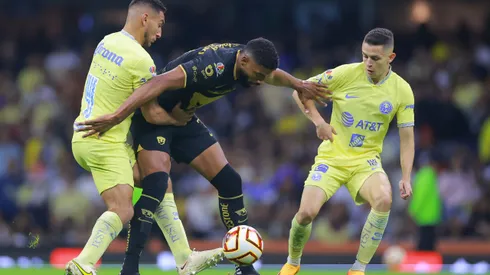 Diogo de Oliveira aguanta una pelota por los Pumas de la UNAM ante el América de México.