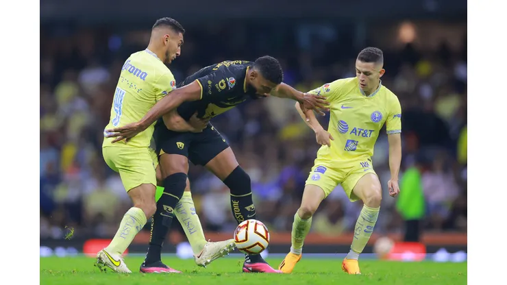 Diogo de Oliveira aguanta una pelota por los Pumas de la UNAM ante el América de México.