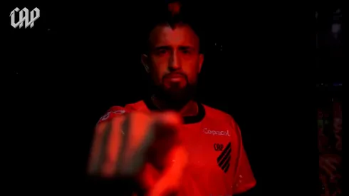 Arturo Vidal fue anunciado como nuevo refuerzo del Athletico Paranaense.