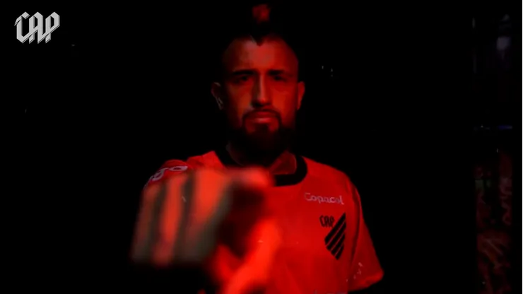 Arturo Vidal fue anunciado como nuevo refuerzo del Athletico Paranaense.