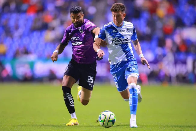 Pablo Parra en acción por el Puebla de México. (Héctor Vivas/Getty Images).