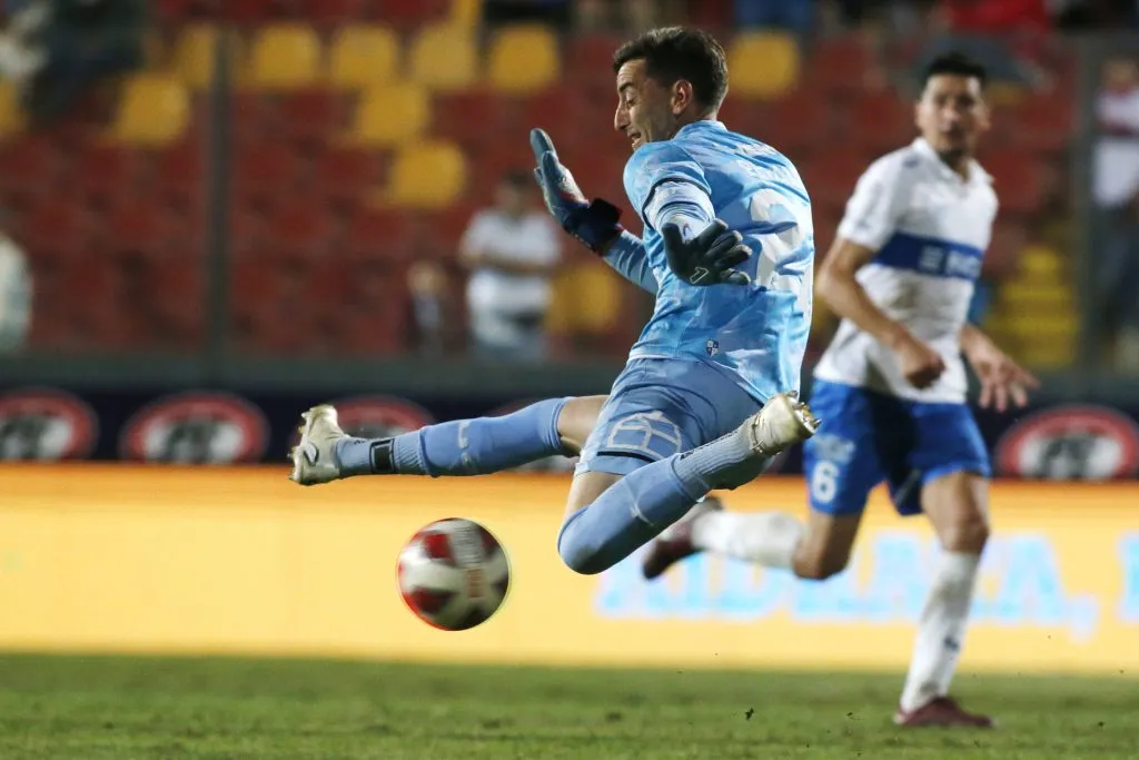 Nicolás Peranic en el partido que jugó por la UC en el Campeonato Nacional: fue en la derrota 0-1 ante O’Higgins. (Jonnathan Oyarzun/Photosport).