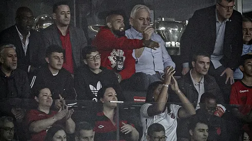 Arturo Vidal llegó hasta el estadio del Athletico Paranaense para ver el duelo ante el Flamengo, su ex equipo.