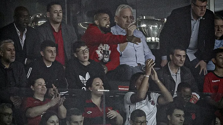 Arturo Vidal llegó hasta el estadio del Athletico Paranaense para ver el duelo ante el Flamengo, su ex equipo.
